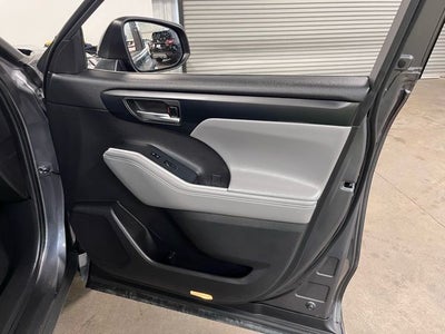 2022 Toyota Highlander Hybrid XLE