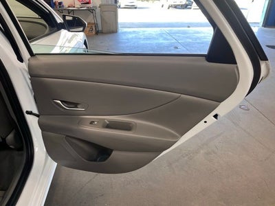 2024 Hyundai ELANTRA SE