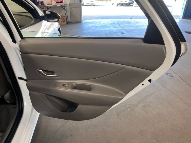 2024 Hyundai ELANTRA SE