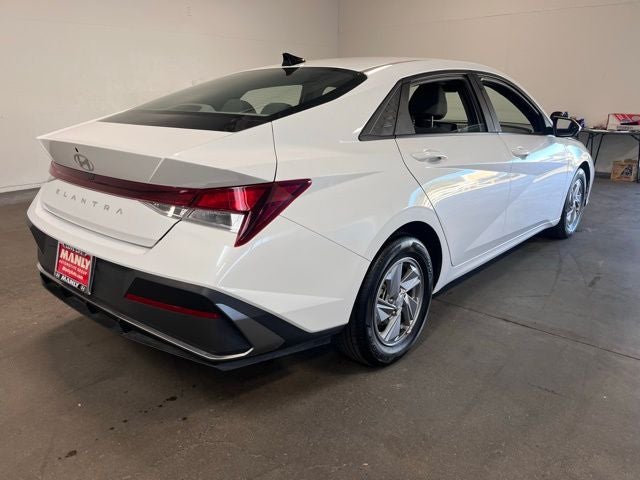 2024 Hyundai ELANTRA SE