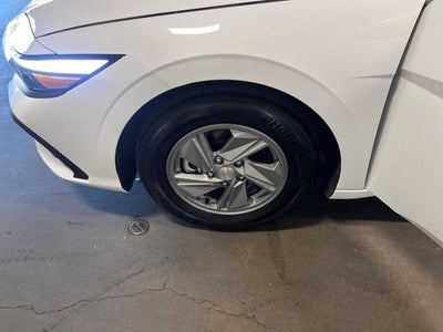 2024 Hyundai ELANTRA SE