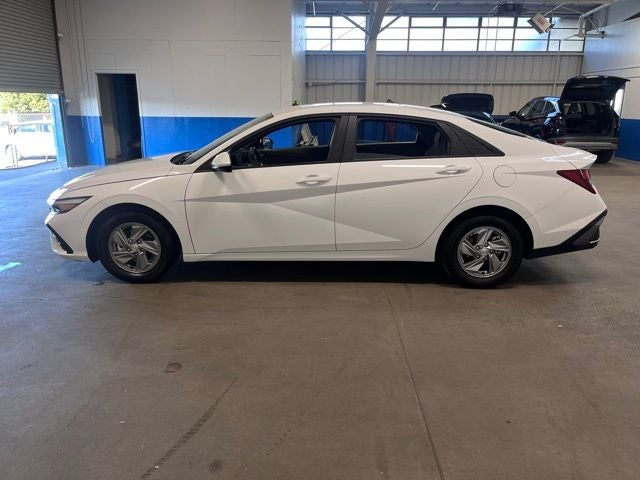 2024 Hyundai ELANTRA SE