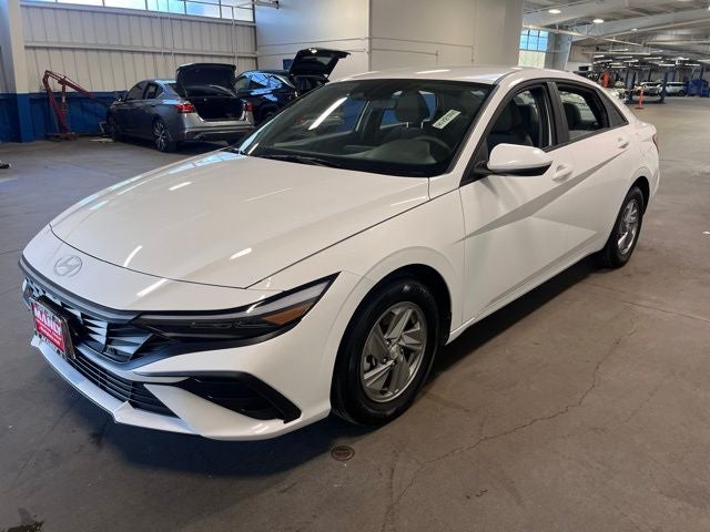 2024 Hyundai ELANTRA SE
