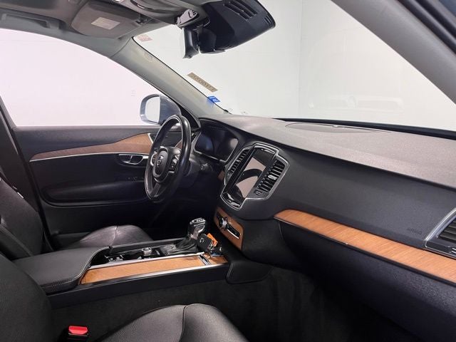 2022 Volvo XC90 T6 Momentum
