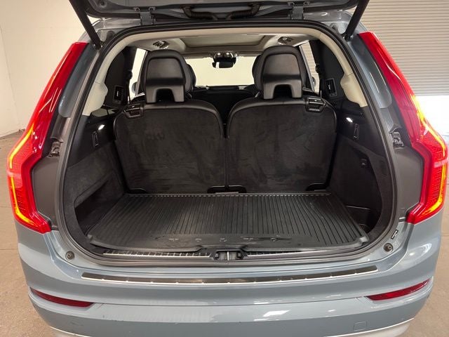 2022 Volvo XC90 T6 Momentum