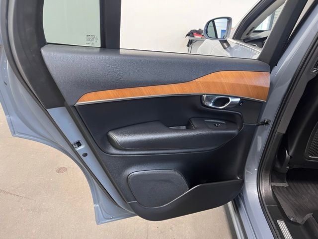2022 Volvo XC90 T6 Momentum