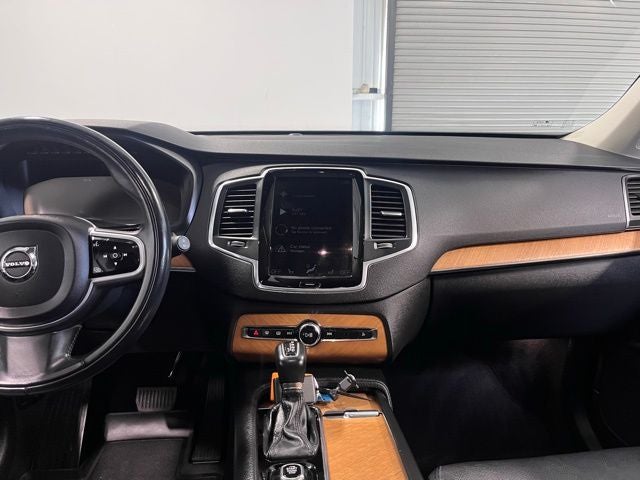 2022 Volvo XC90 T6 Momentum