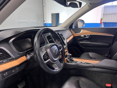 2022 Volvo XC90 T6 Momentum