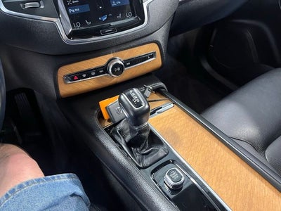 2022 Volvo XC90 T6 Momentum